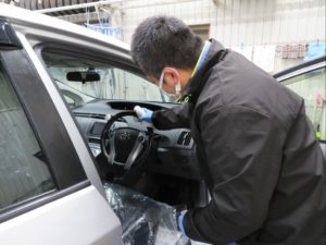 ボディショップ早川では車内拭き掃除を行っております