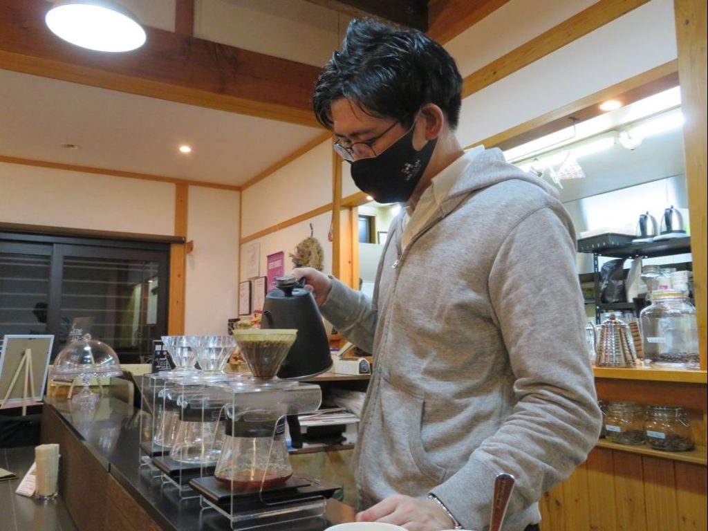 ichinoichi coffeeでがスタッフのマスク着用を徹底しています