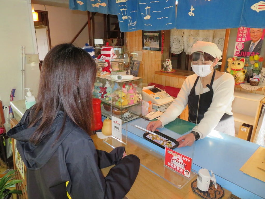 太田屋旅館では会計エリアでの飛沫防止や金銭授受時の感染予防に努めています